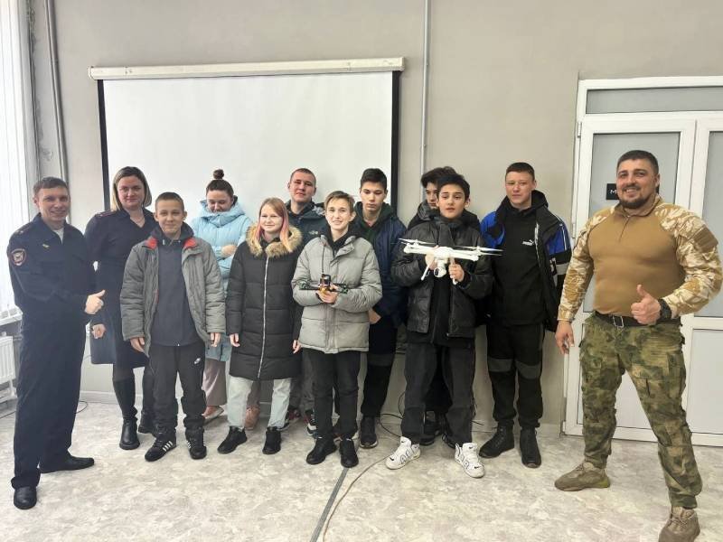 Полицейские Копейска организовали для воспитанников подшефного детского дома экскурсию в школу операторов дронов «АэрогениИ»